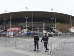 POlice secure the area outside the Stade de France