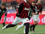 Un triplete de Ronaldinho acerca al Milan al líder y enciende el campeonato