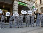 12 Personas vestidas de presos protestan por la llegada de Rato a Caja Madrid