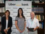 Liberbank aporta 9.100 euros para la conservación de la torre del Palacio de Pizarro en Conquista de la Sierra
