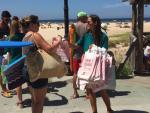 La campaña de Diputación para concienciar sobre el estado de las playas se cierra con la visita a Tarifa