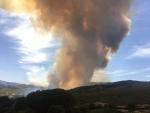 Medio Ambiente envía medios aéreos y terrestres a Navarredonda de Gredos (Ávila) para combatir el incendio