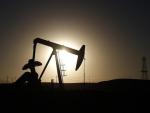 El petróleo espera por encima de los 52 dólares el informe semanal sobre inventarios de crudo de EEUU