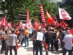 (Ampl.) Un millar de funcionarios se movilizan frente a la Función Pública en Madrid para recuperar derechos