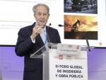 Villar Mir cree que De la Serna actúa "muy bien" pese a los límites de financiación por el déficit
