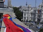 La sede municipal de Economía y Participación, en Alcalá 45, despliega su bandera arcoíris