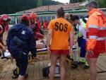 Los servicios de emergencia realizan con éxito un simulacro de rescate y vertido en la playa de Laga