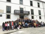 Los presidentes de los parlamentos de Asturias y Galicia se reúnen con un centenar de escolares de ambas orilas del Eo