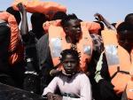 ONG denuncian que son "atacadas" durante el rescate de refugiados en el Mediterráneo