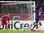 Benzema coloca el balón en la escuadra en el primer gol del Real Madrid al Ajax