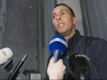 Mohamed Adeslam atiende a la prensa a su salida del calabozo