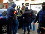 El sospechoso detenido por la Policía Belga en el barrio de Molenbeek (Sándor Zsíros. Twitter : @EuroSandor - Euronews)