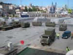 Embarcan en Vigo más de cien vehículos militares y material logístico destinados a una operación de la OTAN en Letonia