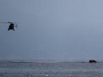 Un helicóptero de Frontex sobrevuela una embarcación de migrantes