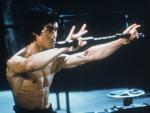 Bruce Lee con los nunchakus que ayudó a popularizar. (Getty Images)
