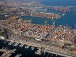 El puerto de Valencia, totalmente paralizado y con doce buques fondeando a la espera