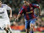 Van Nistelrooy y Ronaldinho, en un partido entre el Real Madrid y el Barcelona