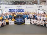 Un Volkswagen Polo Azul Seda con destino Francia, coche número 8 millones de la fábrica de Landaben