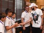 Benzema desea suerte al alevín del Real Madrid antes del Torneo LaLiga Promises de Nueva Jersey