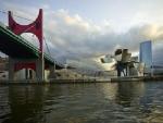 El Museo Guggenheim Bilbao presenta una serie fotográfica junto a la ría que muestra la transformación de Bilbao