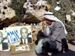 Un palestino llora la muerte de Isaac Rabin