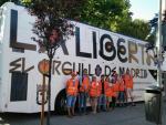 Voluntarios por Madrid recorren la ciudad con un autobús arcoíris para sensibilizar sobre derechos LGTBI