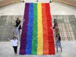 La bandera arcoíris de 100.000 lazos ondeará en el Palacio de Cibeles desde este lunes