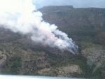 Cuatro medios aéreos, ocho terrestres y 48 personas intentan extinguir un fuego en Yeste (Albacete)
