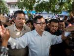 Opposition Leader Sam Rainsy Addresses Anti Government Protestors After Talks With PM