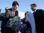 Canadian Prime Minister Justin Trudeau (L) receive