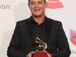Alejandro Sanz poses with the trophy for Best Cont