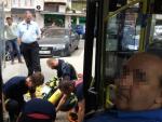 Bomberos evacuan a un discapacitado de un bus de la EMT porque no funcionaban las rampas