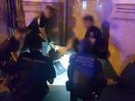 Un hombre causa el pánico al llevar un cinturón de paquetes de 6.000 euros alrededor del cuerpo