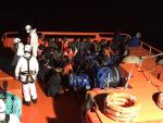 Salvamento Marítimo rescata 410 personas de pateras en las últimas 48 horas en Andalucía