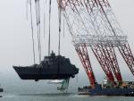 Corea del Sur alza la proa del buque de guerra hundido por una explosión