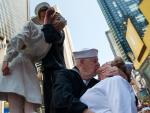 Un matrimonio de veteranos de la II Guerra Mundial recrea el famoso beso en Times Square  del 14 de agosto de 1945.
