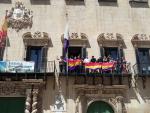 Guanyar reivindica la bandera republicana en el balcón del Ayuntamiento en un acto sin sus socios