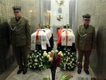 El tráfico aéreo y el lugar del entierro de Kaczynski empañan el funeral