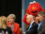 Theresa May con Elmo