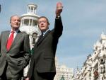 El Rey y el alcalde de Madrid, Alberto Ruiz-Gallardón, charlan durante uno de los actos de celebración con los que se va a conmemorar el centenario de la Gran Vía madrileña.