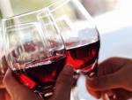 Tomar dos vasos de vino al día podría alargar la vida, según un experto