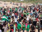 Mil personas se manifiestan contra un proyecto hotelero en El Palmar (Cádiz)