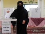 A Saudi woman casts her ballot at a polling statio