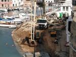 Las obras de emergencia para reparar el muelle de ribera sur del puerto de Ciutadella han completado el 80% de ejecución