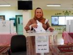 Mujer saudí votando en las elecciones municipales