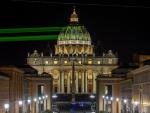 Greenpeace proyecta un mensaje para Trump en la cúpula de la Basílica de San Pedro: "La Tierra primero"