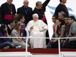 El Papa llora ante víctimas de pederastia, las primeras que recibe desde el inicio de la crisis