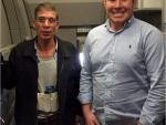 Polémica foto del secuestrador del vuelo de Egypt Air con uno de los pasajeros