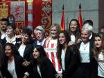 Cifuentes recibe vestida de rojiblanco al Atleti Femenino, que demuestra que el "fútbol no es solo de hombres"