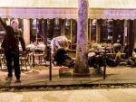 Heridos en el suelo de la terraza del Cafe Bonne Biere de París, el 13 de noviembre de 2015 (AFP / ANTHONY DORFMANN)